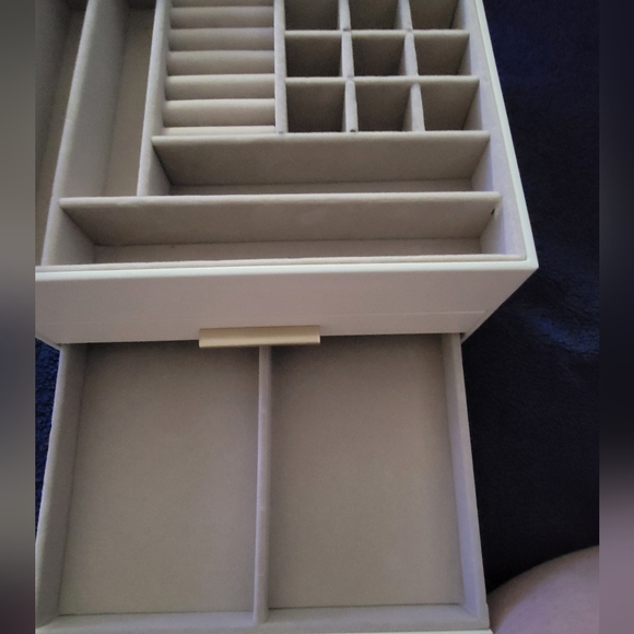 Elegant White Jewelry Organizer - Picture 4 of 9